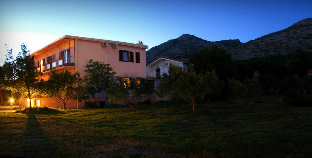 Apartments And Rooms Mare-Monti Starigrad Paklenica Luaran gambar
