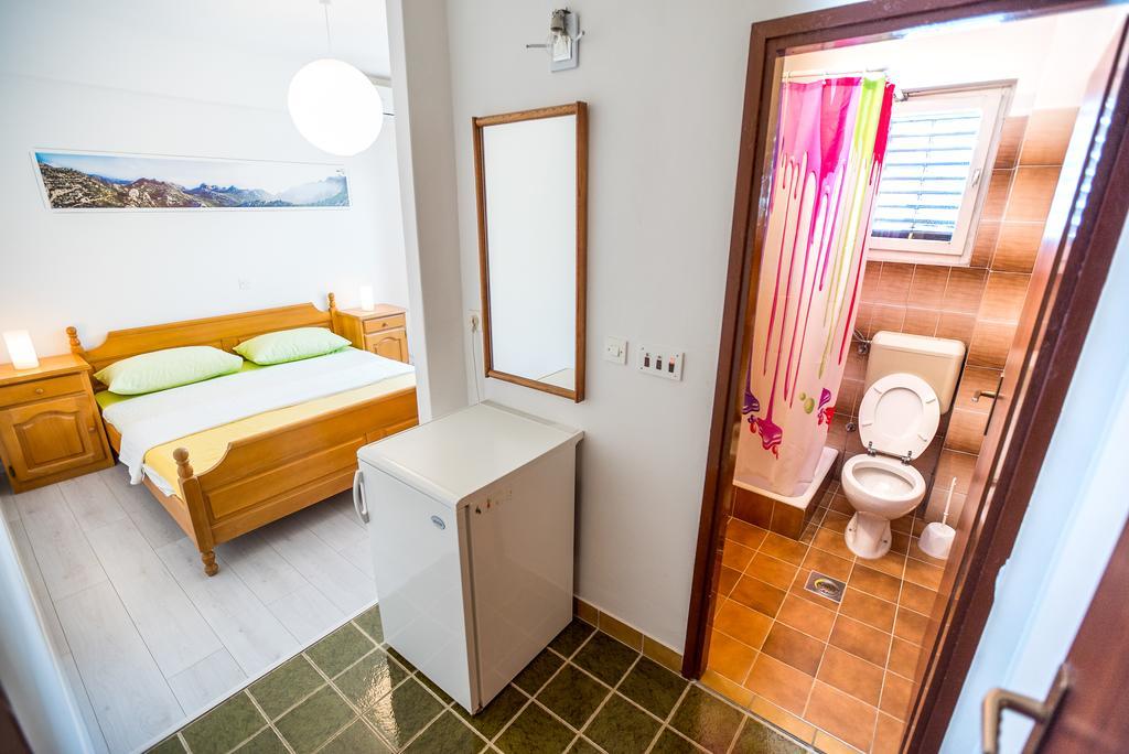 Apartments And Rooms Mare-Monti Starigrad Paklenica Luaran gambar