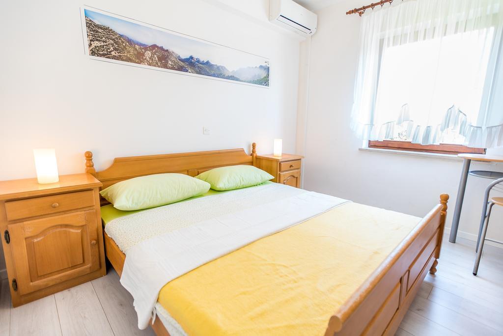 Apartments And Rooms Mare-Monti Starigrad Paklenica Luaran gambar