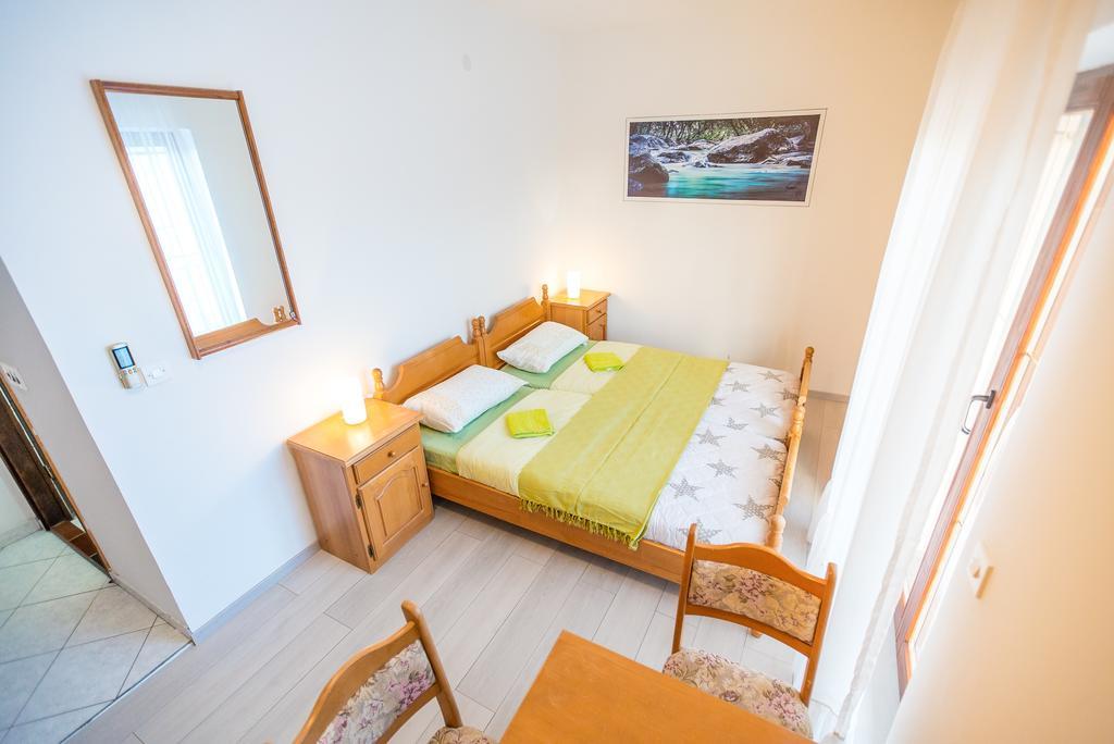Apartments And Rooms Mare-Monti Starigrad Paklenica Luaran gambar