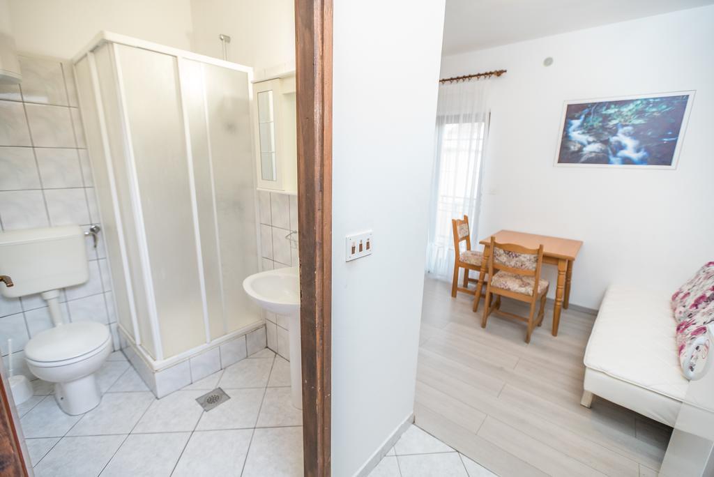 Apartments And Rooms Mare-Monti Starigrad Paklenica Luaran gambar