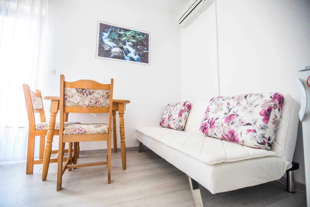 Apartments And Rooms Mare-Monti Starigrad Paklenica Luaran gambar