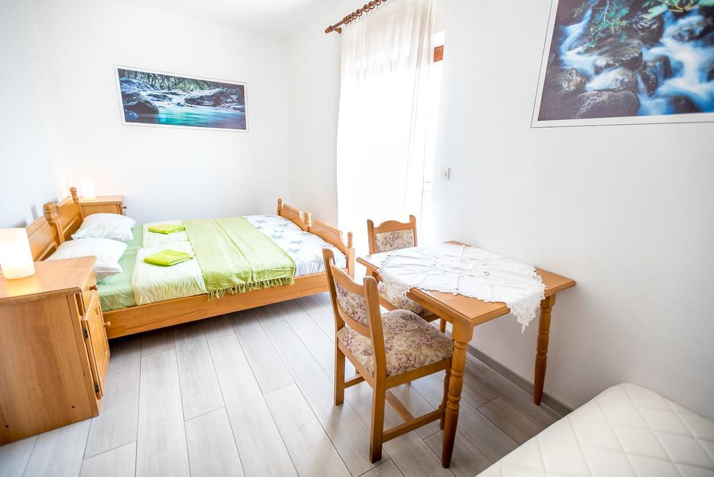 Apartments And Rooms Mare-Monti Starigrad Paklenica Luaran gambar
