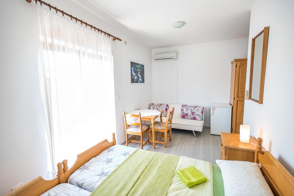 Apartments And Rooms Mare-Monti Starigrad Paklenica Luaran gambar