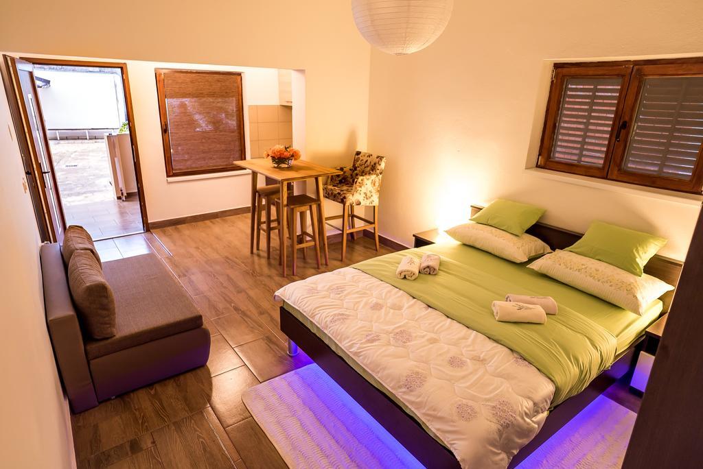 Apartments And Rooms Mare-Monti Starigrad Paklenica Luaran gambar