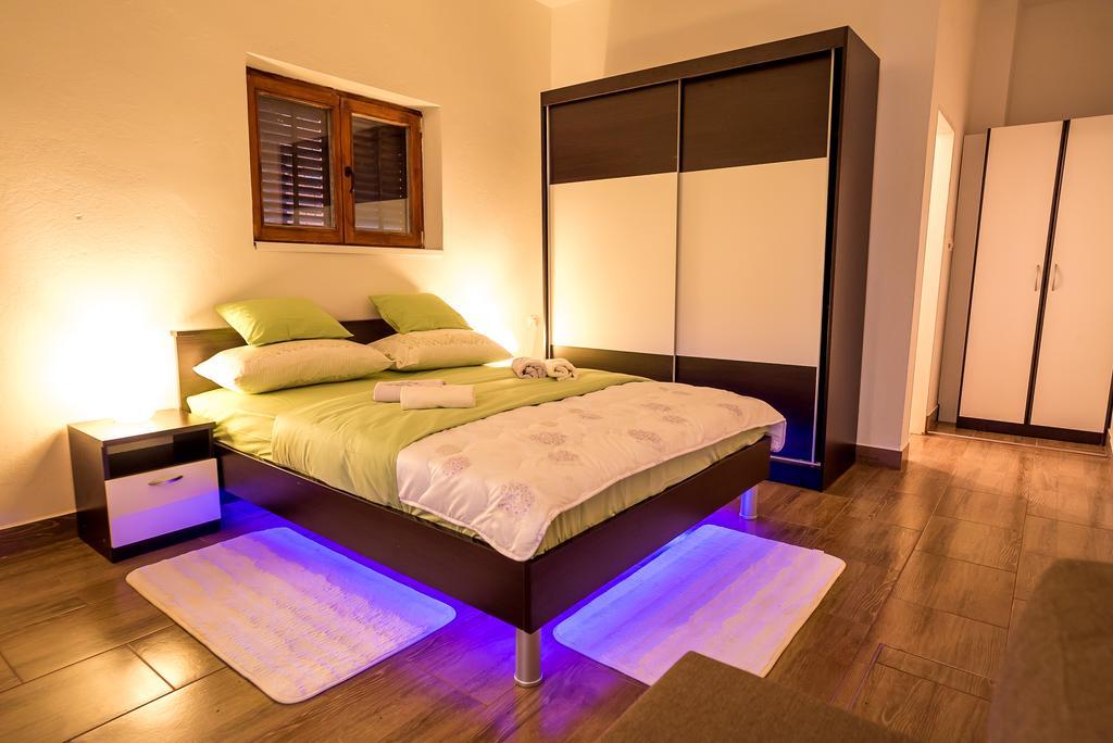 Apartments And Rooms Mare-Monti Starigrad Paklenica Luaran gambar