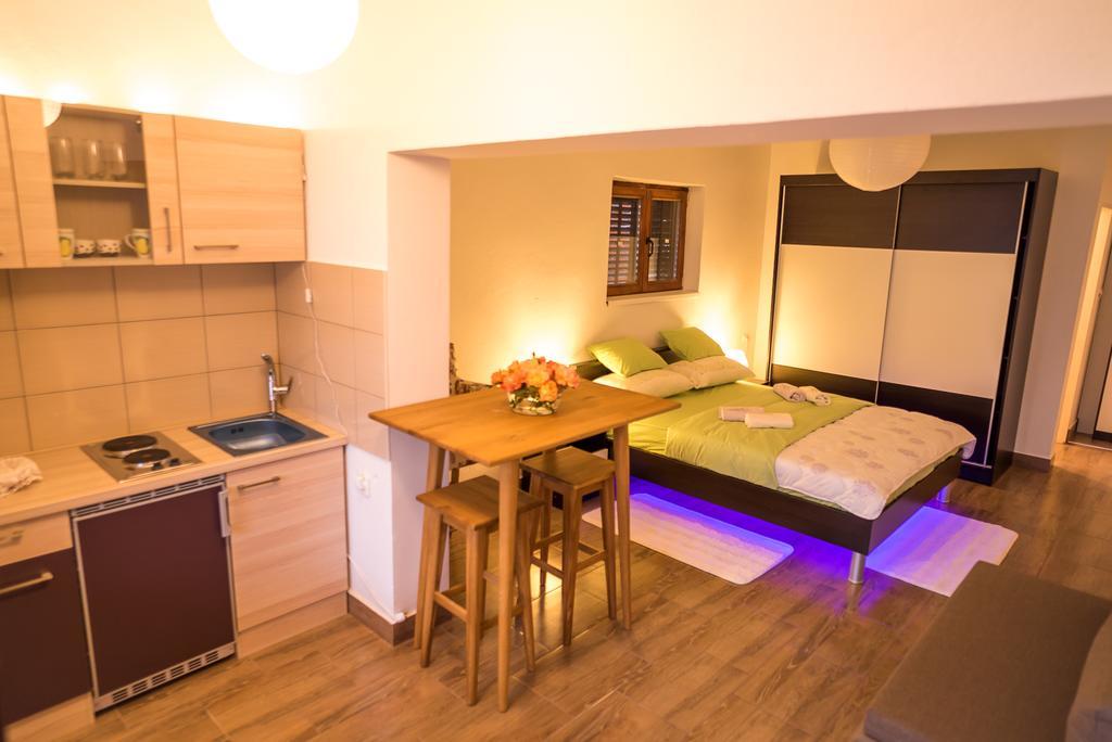 Apartments And Rooms Mare-Monti Starigrad Paklenica Luaran gambar