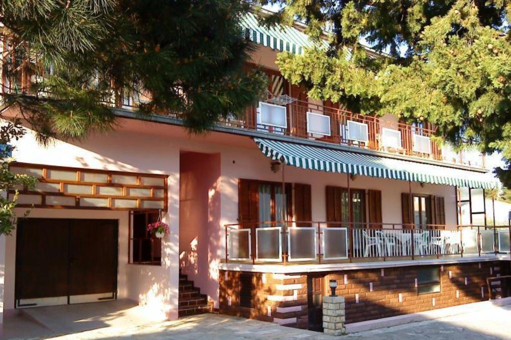 Apartments And Rooms Mare-Monti Starigrad Paklenica Luaran gambar